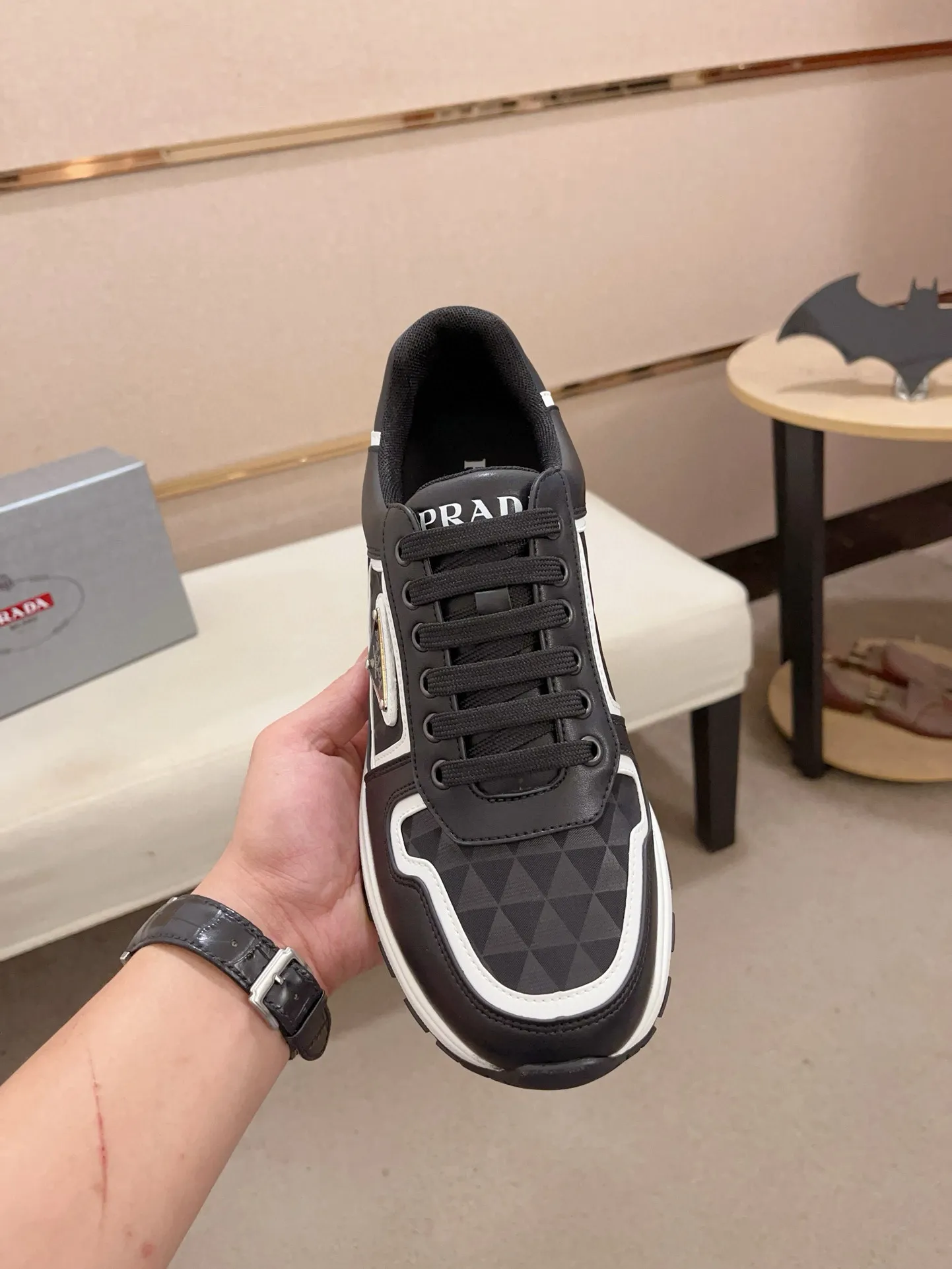 Men's shoes 💰 580 💰 (high version) new Prada (Prada) high-top counters are launched simultaneously, new men's shoes, 😘fabrics are selected from waterproof technical cloth. First layer cowhide lining. 👍🏿Original molded anti-slip rubber outsole, with exquisite lines, simple and elegant, comfortable and high-end for leisure travel. Number of yards: 38 to 44. (Can be customized for 45.46.)
